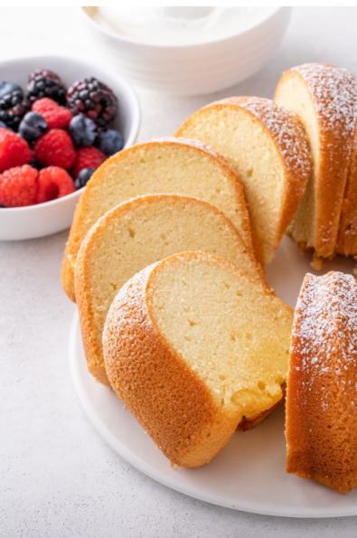 Buffet con pane, biscotti e dolci assortiti su un tavolo.