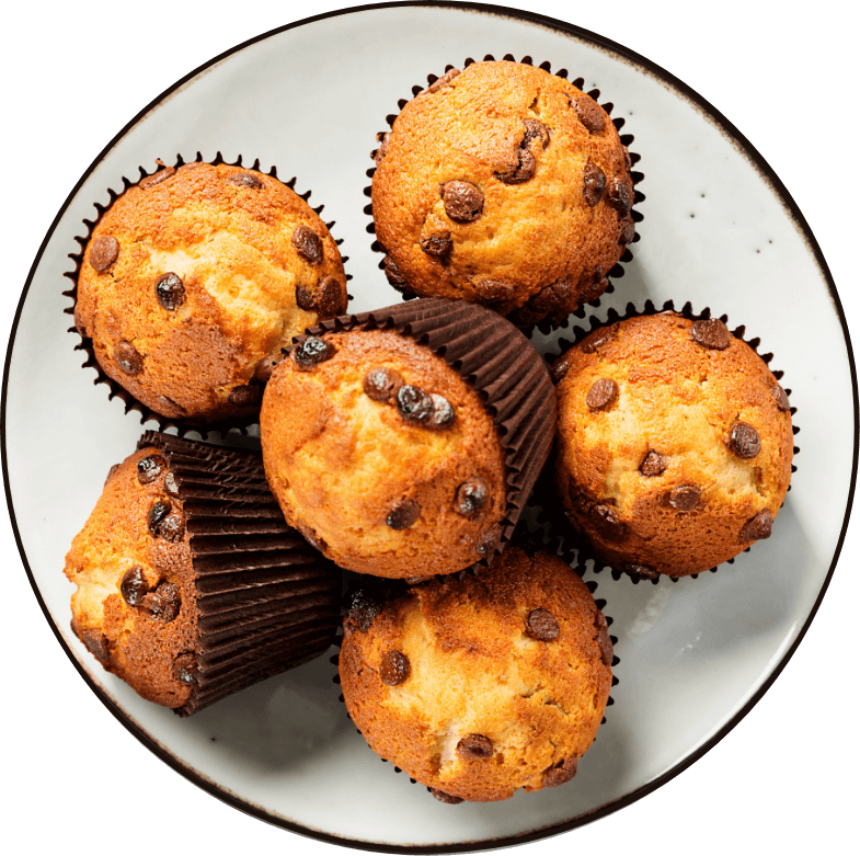 Muffin al cioccolato su un piatto bianco, perfetti per una dolce pausa.